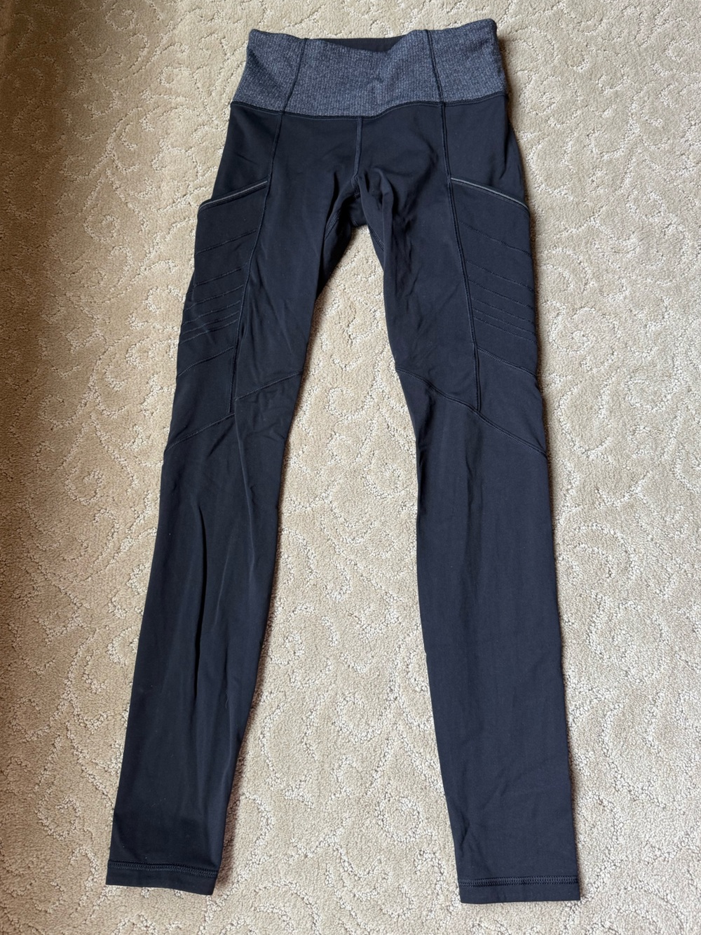 Size 4 Lululemon Black High-Waist Athletic Leggings with Side Pockets